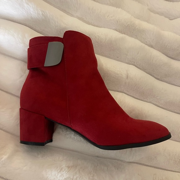 Women’s red heeled boots - Picture 2 of 3